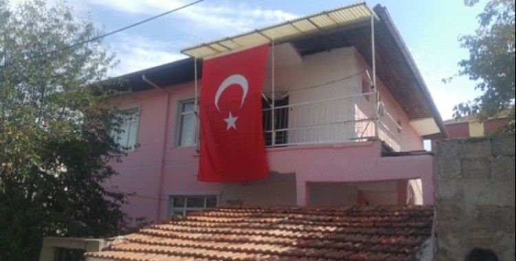 Hakkari şehidi Güngör'ün baba evine Türk bayrakları asıldı