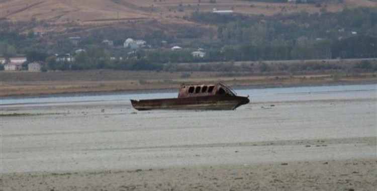 Van Gölü çekilince batık tekneler gün yüzüne çıktı