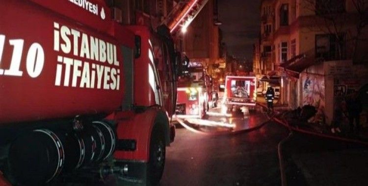​Eminönü'nde işyerlerinin bulunduğu handa korkutan yangın