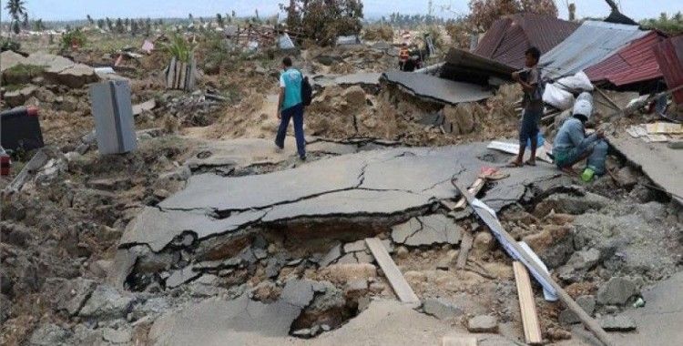Endonezya'daki depremde ölü sayısı 2 bin 65'e yükseldi