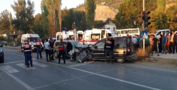Mersin'de trafik kazası, 2 ölü, 7 yaralı