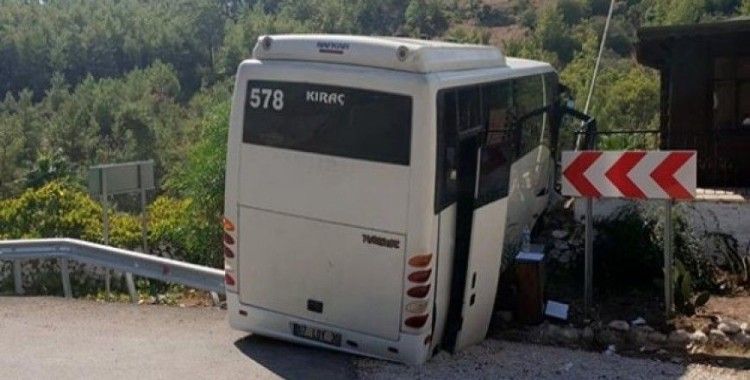 Antalya'da tur midibüsü kaza yaptı, 28 yaralı