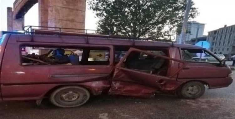 Karabük'te otomobil ile minibüs çarpıştı, 10 yaralı