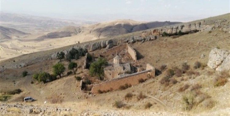 Defineciler Erzincan'da tarihi yok ediyor