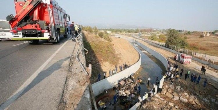 İzmir'de düzensiz göçmenleri taşıyan kamyon devrildi, 15 ölü