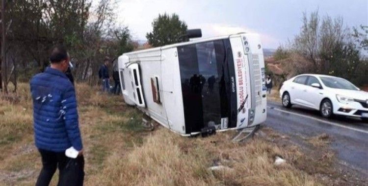​Edirne'de askeri personeli taşıyan servis kaza yaptı, 13 yaralı