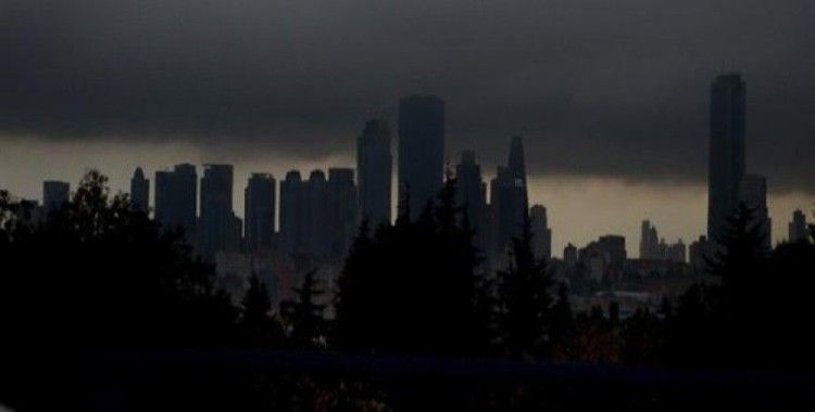 ​İstanbul'da gökdelenlerin üstünü bulutlar kapladı