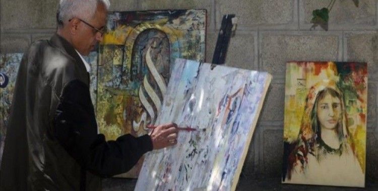 Mülteci ressam tablolarına Yemen halkının acılarını işliyor