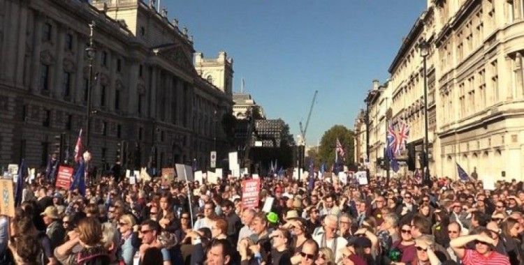 Londra'da yüzbinler yeni Brexit referandumu için yürüdü