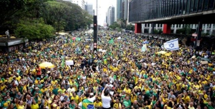 Brezilya sokaklara döküldü