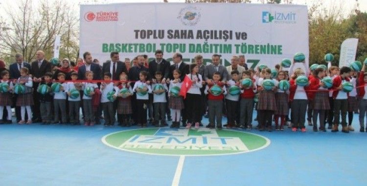 Kocaeli'de 10 bin öğrenci basketbol topuna kavuştu