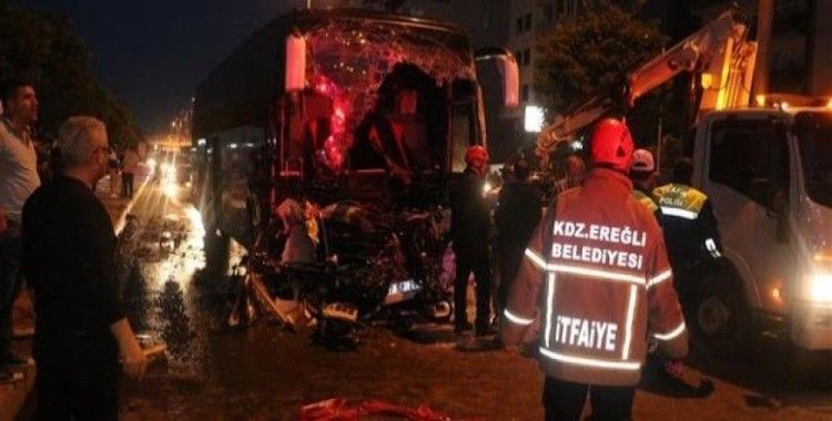Yolcu otobüsü tıra çarptı, 1 ölü, 17 yaralı