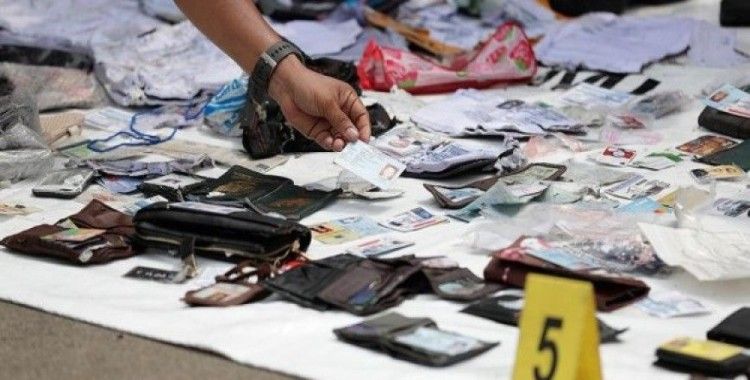 Endonezya'da düşen uçaktaki 52 yolcunun kimlik kartı bulundu