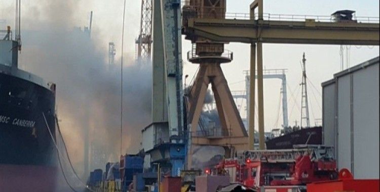 Tuzla'da tersaneler bölgesinde gemide yangın