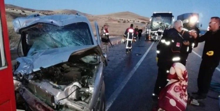 Sivas'ta yolcu otobüsü hafif ticari araçla çarpıştı, 2 ölü, 4 yaralı