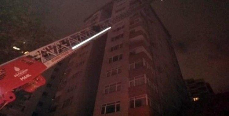 ​Kadıköy'de 14 katlı binanın çatısında yangın