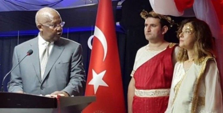 Türk Büyükelçi Romalı kıyafeti giydi