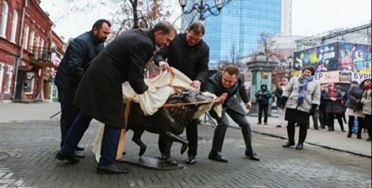 Rusya'da vefakar köpeğin heykeli dikildi