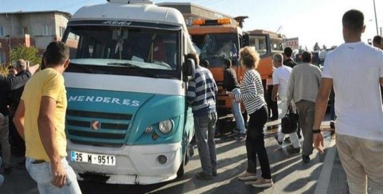 ​İzmir'de kamyon yolcu minibüsüne çarptı, 1 ölü, 12 yaralı