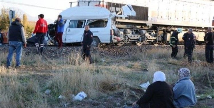 Kayseri'de hemzemin geçitte feci kaza, 2 ölü