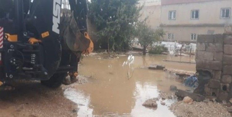 ​Mardin'de beyazsu hattı patladı, 12 ev sular altında kaldı