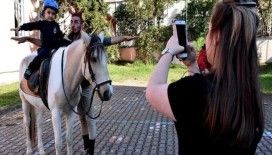 Okulları gezip çocuklara at sevgisi aşılıyorlar