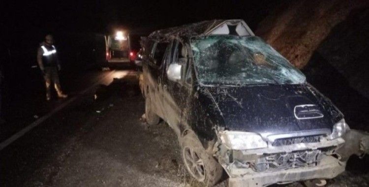 Afganları taşıyan araç takla attı, 5 ölü, 16 yaralı
