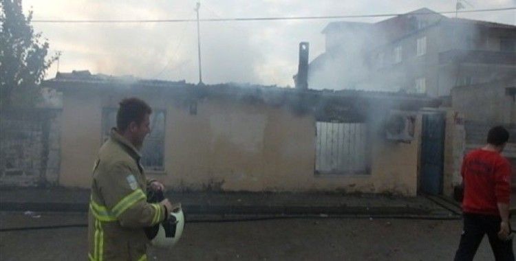 Burhaniye'de çıkan yangında bir ev kül oldu
