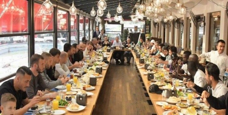 Atiker Konyaspor yönetimi ve oyuncular kahvaltıda bir araya geldi