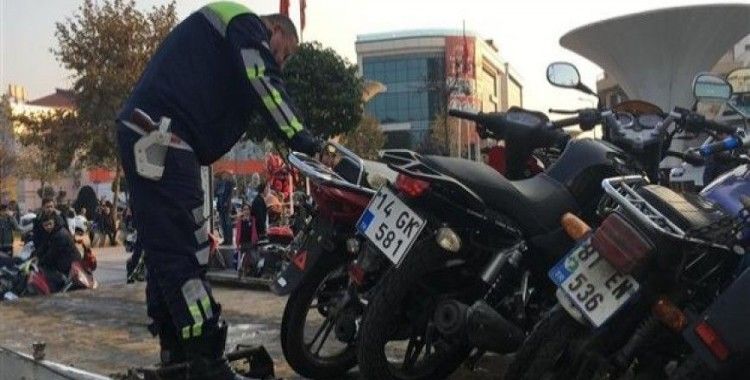 ​Polisler kurallara uymayan motosiklet sürücülerine göz açtırmıyor