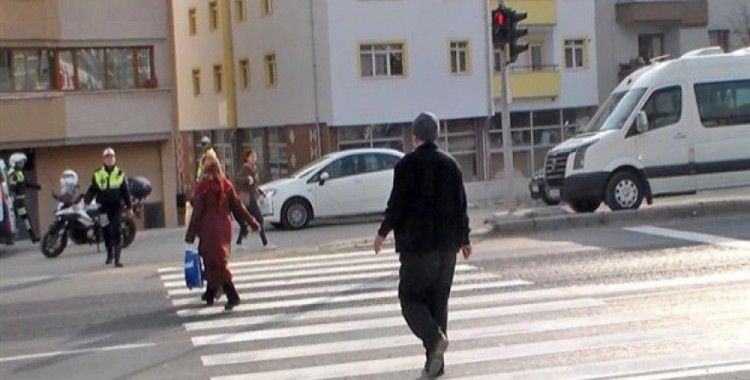 Bolu'da kırmızı ışıkta geçen yayalara trafik cezası