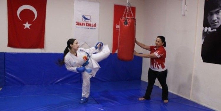 Karateci anne-kız