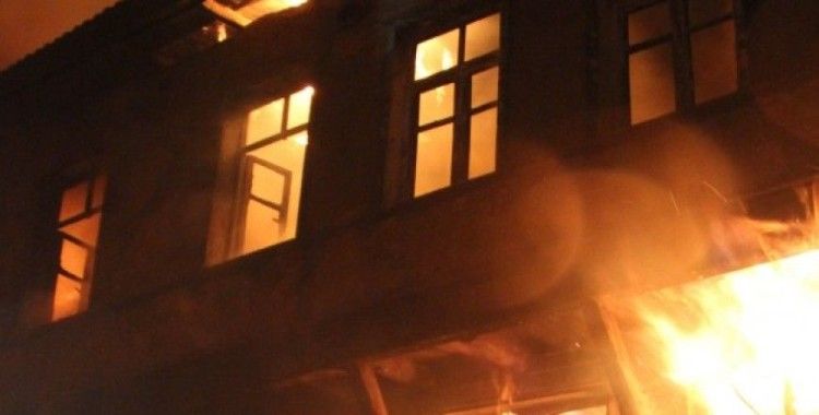 Kütahya'daki yangında 4 ev kullanılamaz hale geldi