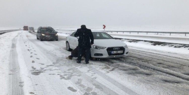 Kars'ta kar ve tipiden dolayı araçlar yolda mahsur kaldı