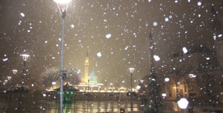 Konya kent merkezine mevsimin ilk karı düştü