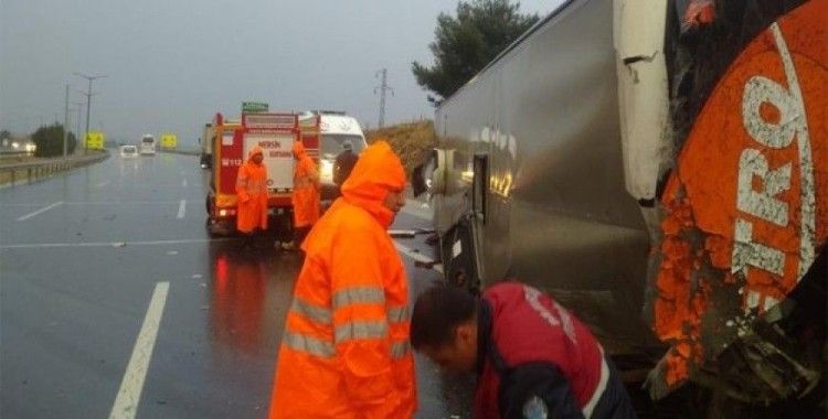 Mersin'de yolcu otobüsü devrildi, 20 yaralı