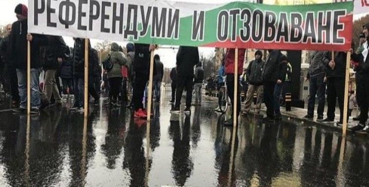 Bulgaristan'da göstericiler sınır kapılarını ve otoyolları trafiğe kapadı