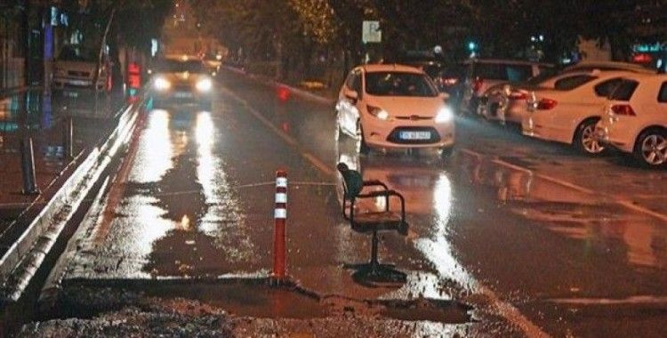 ​İzmir'in ortasında trafiğe 'sandalyeli' koruma