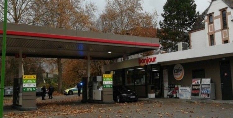 Almanya'da bir zanlı, benzin istasyonundaki kasiyeri rehin aldı