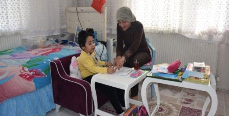 SMA hastası Firdevs'in evde eğitim sevinci