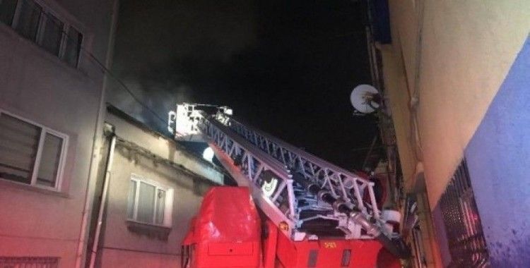 Beyoğlu'nda 5 katlı binada yangın çıktı