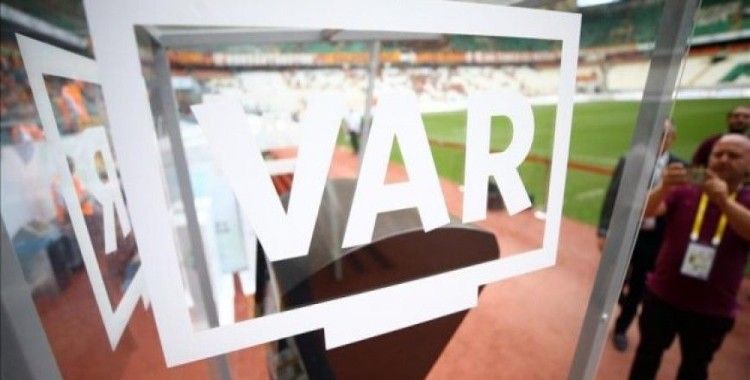 Türk hakemler, İtalya ABD maçında VAR sistemini uyguladı