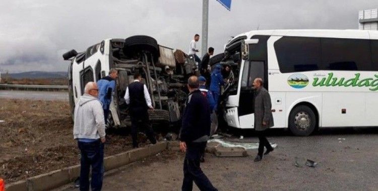 Manisa'da otobüs ile vinç yüklü kamyon çarpıştı, 17 yaralı