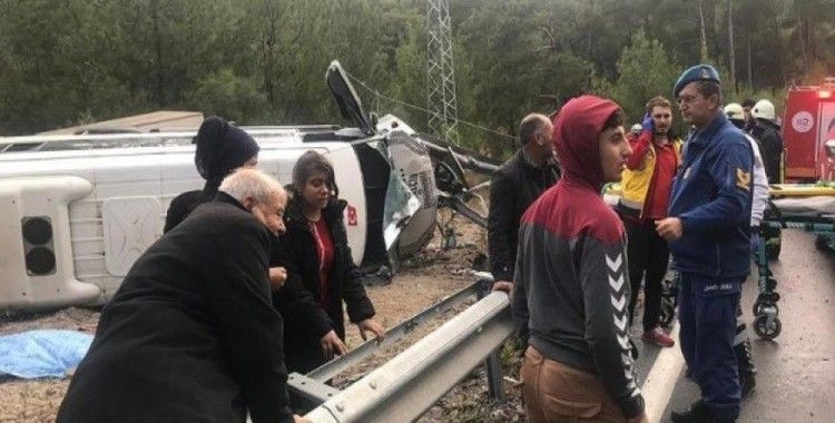Antalya'da yolcu otobüsü devrildi