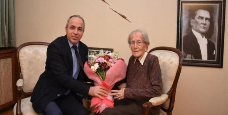 103 yaşındaki emekli öğretmene anlamlı ziyaret