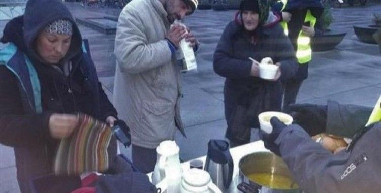 ​İsveç'te evsizlere camide gıda ve giysi yardımı