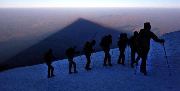 İran'da 12 dağcı kayboldu
