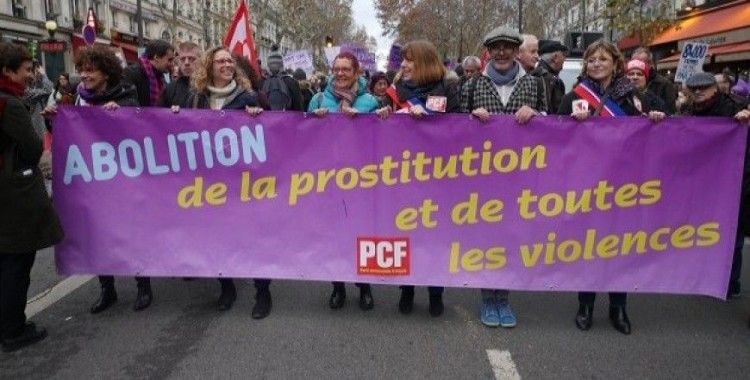 Fransa’da kadınlar şiddete karşı yürüdü
