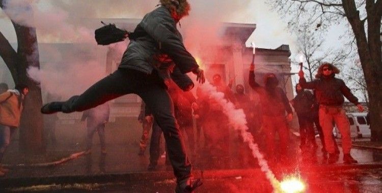 Ukraynalı milliyetçiler Harkov Konsolosluğuna saldırdı