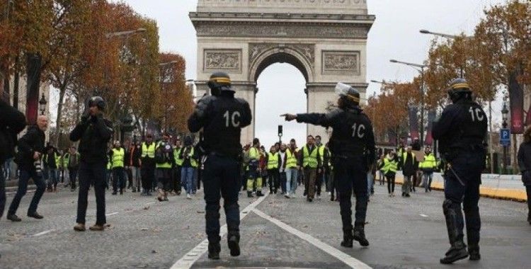 'Sarı yeleklilerden' Paris'te gösteri çağrısı